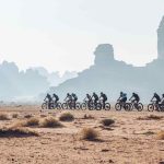 ciclistas compitiendo en el desierto